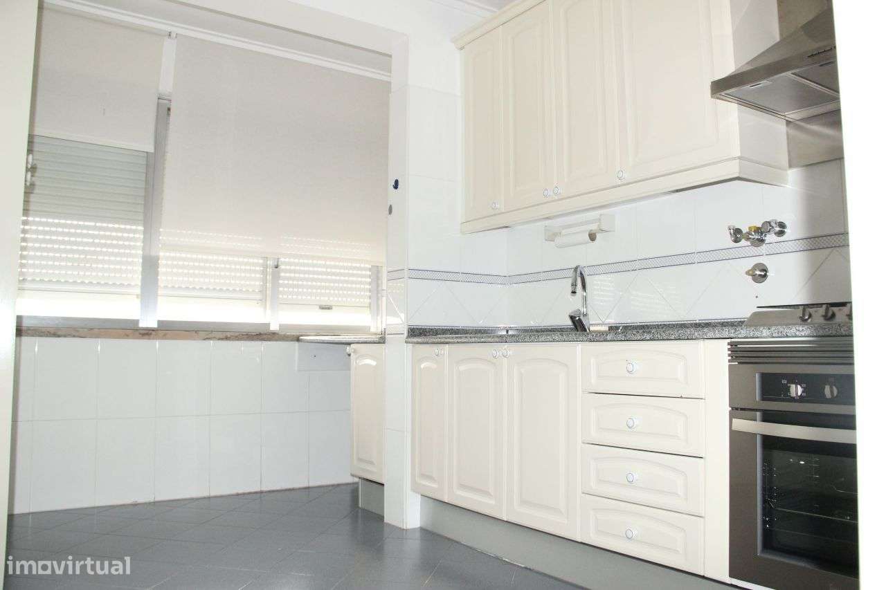 T2 com boas áreas e ótima localização em Loures