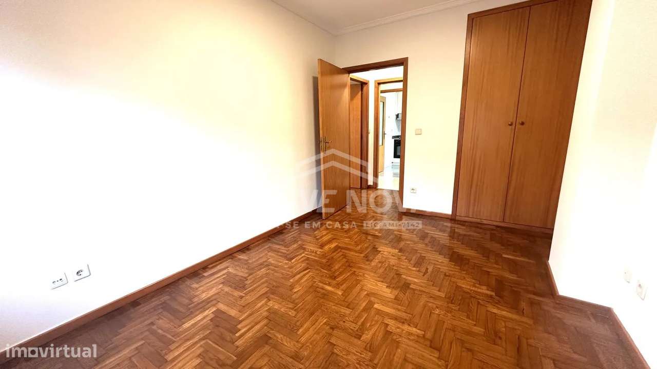 T2 c/ Varanda e Lugar de Garagem em Pedroso-11