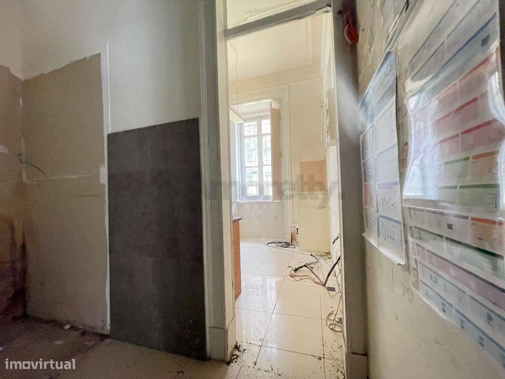 Prédio em Ruína em Pleno Coração de Queluz-7