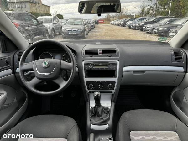 Skoda Octavia 1.6 Ambiente - 25