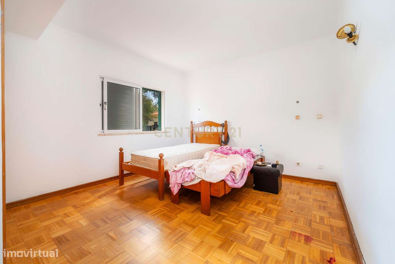 Apartamento T4 com garagem em condomínio com piscina no centro de Albu-18