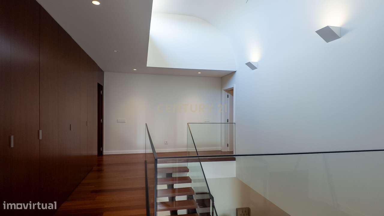 Moradia de Luxo | Construída em 2023 | Design Contemporâneo com Piscin-20