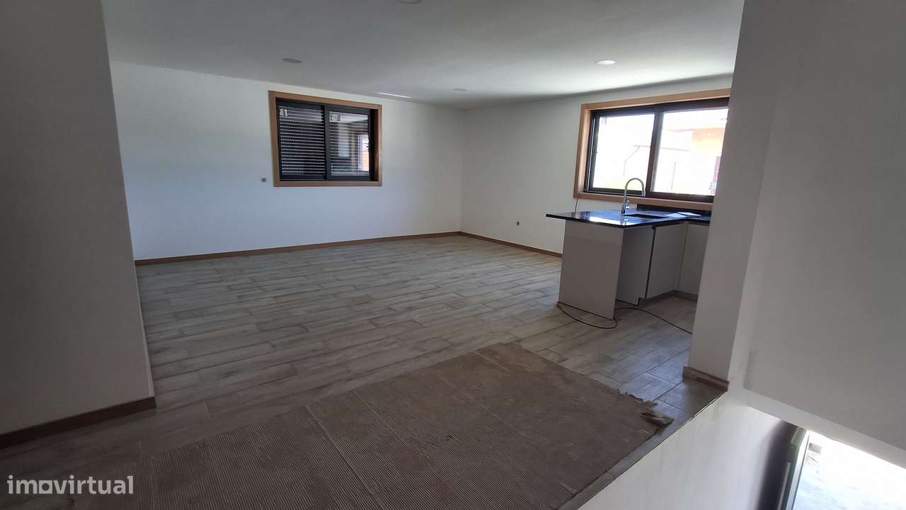 Apartamento T3 novo com jardim em Agrela-3