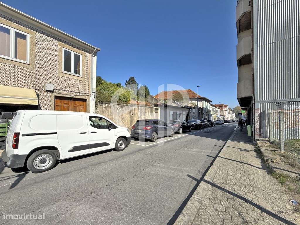 Edifício Comercial 2 Pisos // Rua do Padrão - Pedroso-40