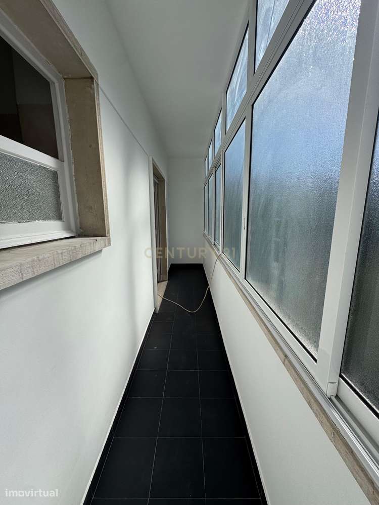 Apartamento T1+1 Renovado em Águas Livres, Amadora-11