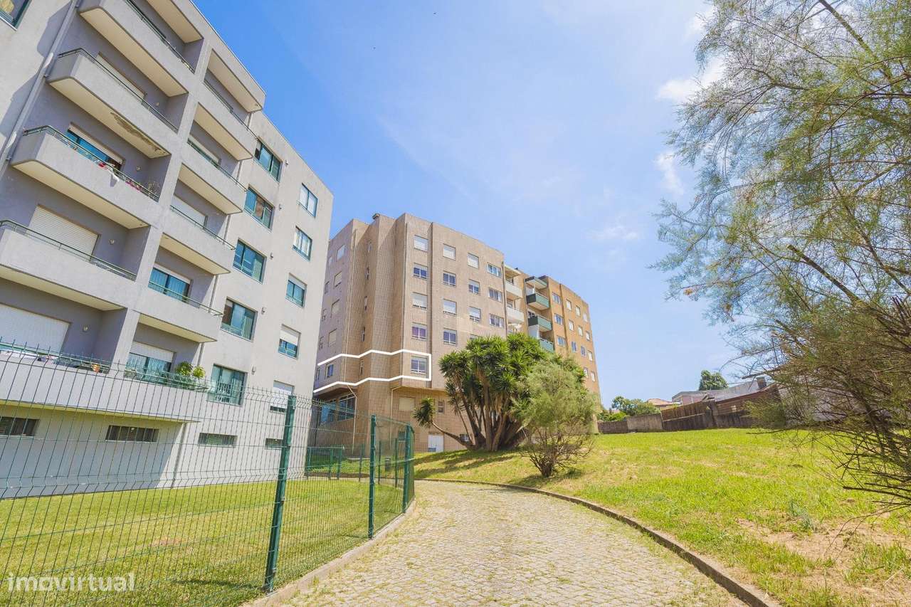Apartamento T2 com Varanda — Excelente Localização junto ao Metro-23