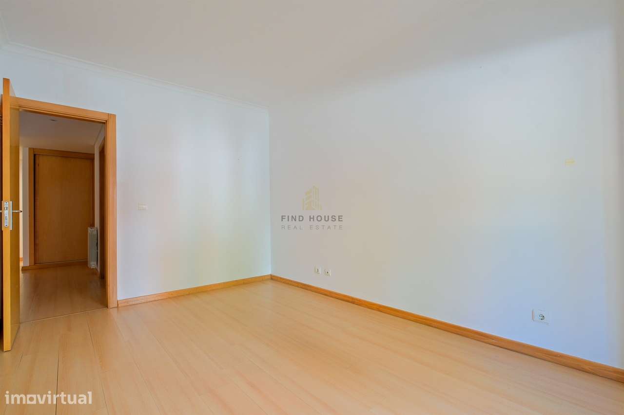 Vende-se T1 com garagem no Parque de São Domingos, em São Domingos de-16