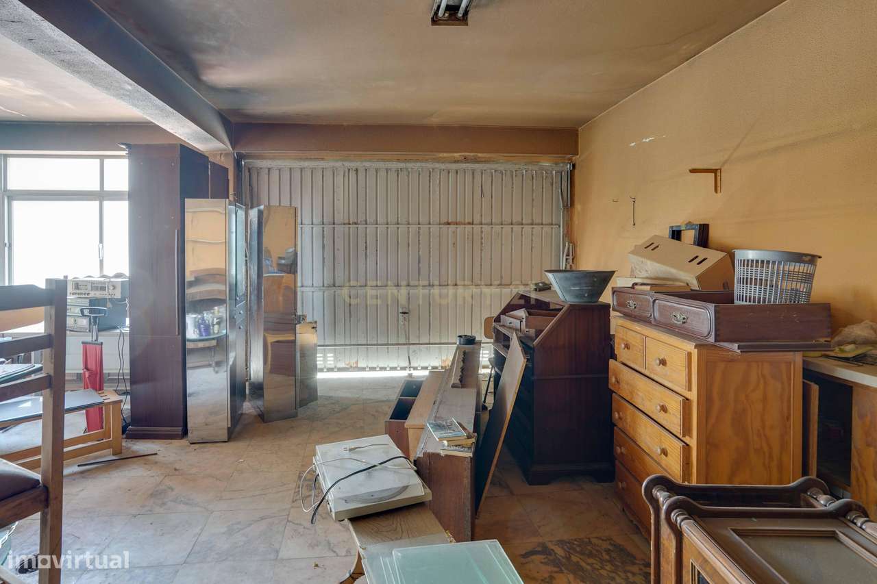 Moradia para remodelação total em Parede com Vista Panorâmica para o M-30