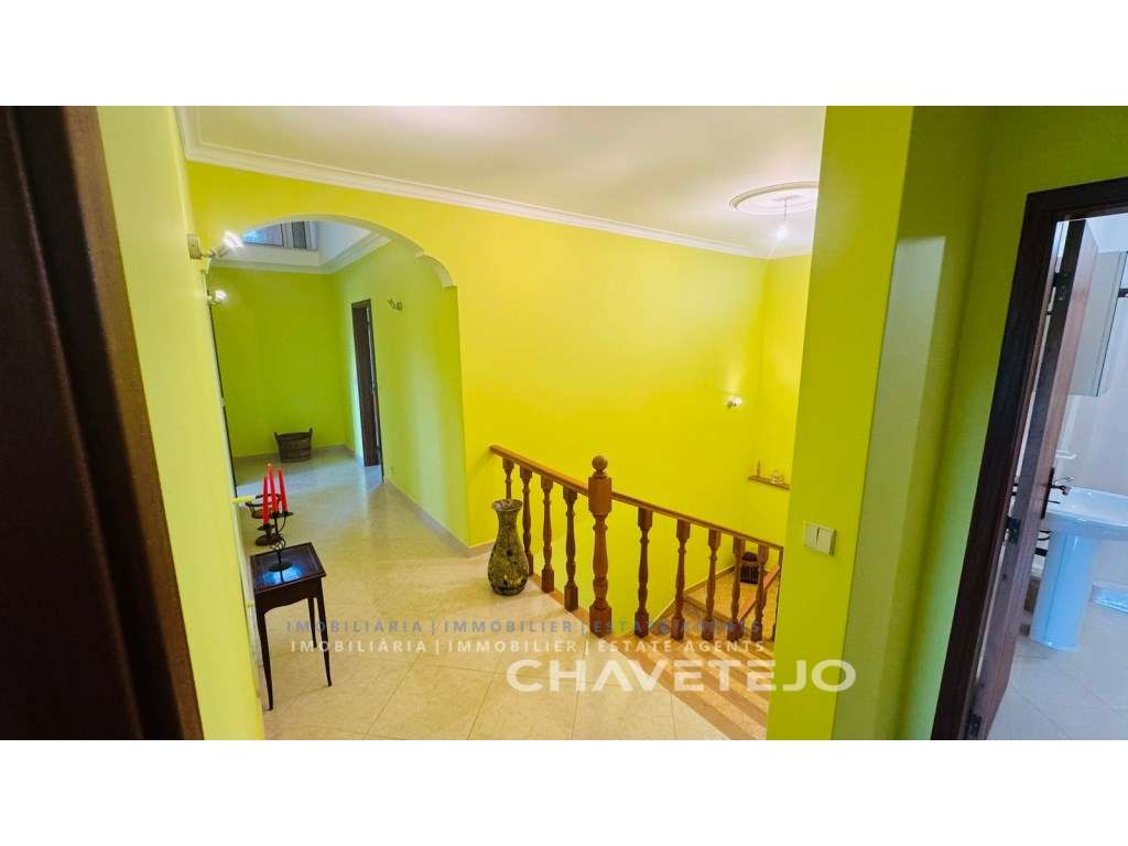 Quintinha T4 com Amplas zona para Oficinas, Terreno Plano e Enorme ...-28