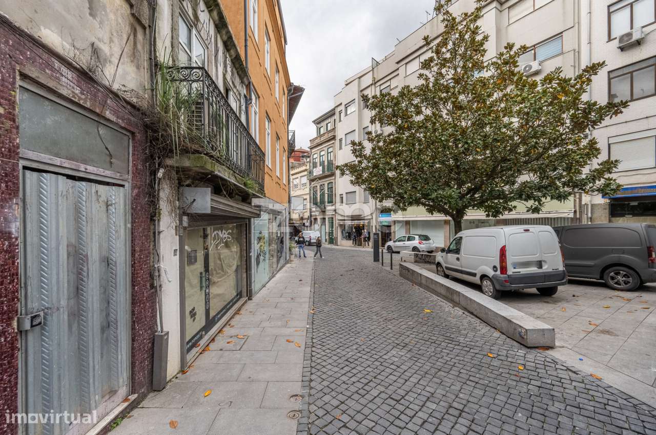Predio Junto A Praca Dos Poveiros Excelente Oportunidade No Porto