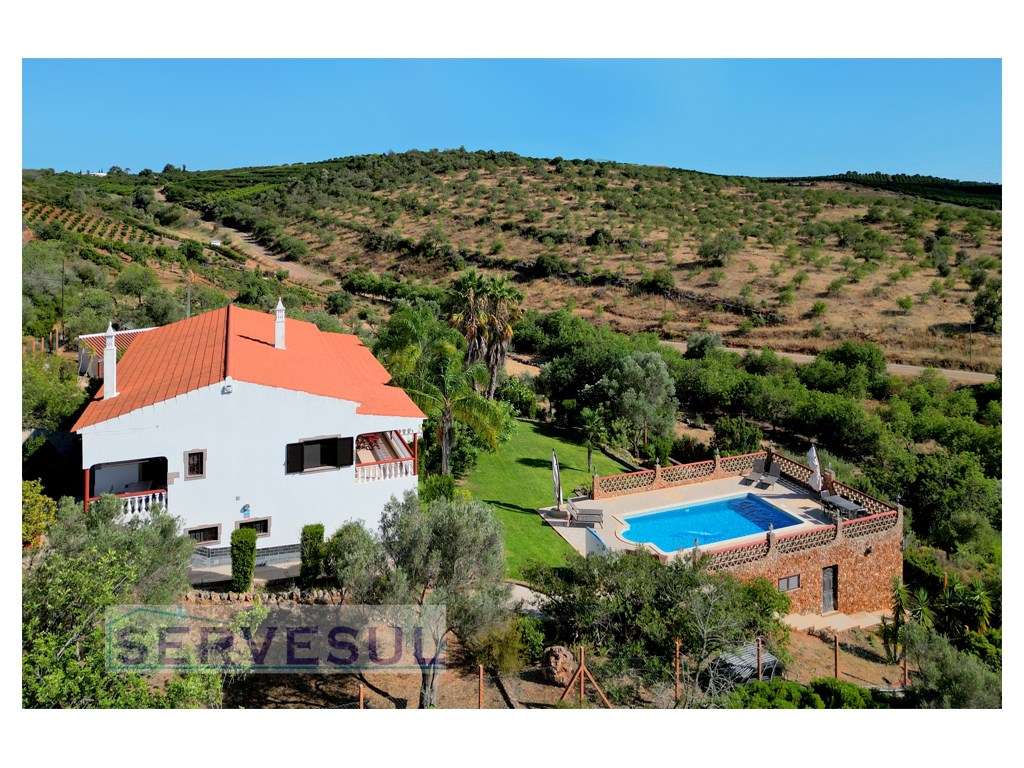 Espaçosa Moradia de dois pisos com 5 quartos, piscina, estacionamen... - Grande imagem: 2/39