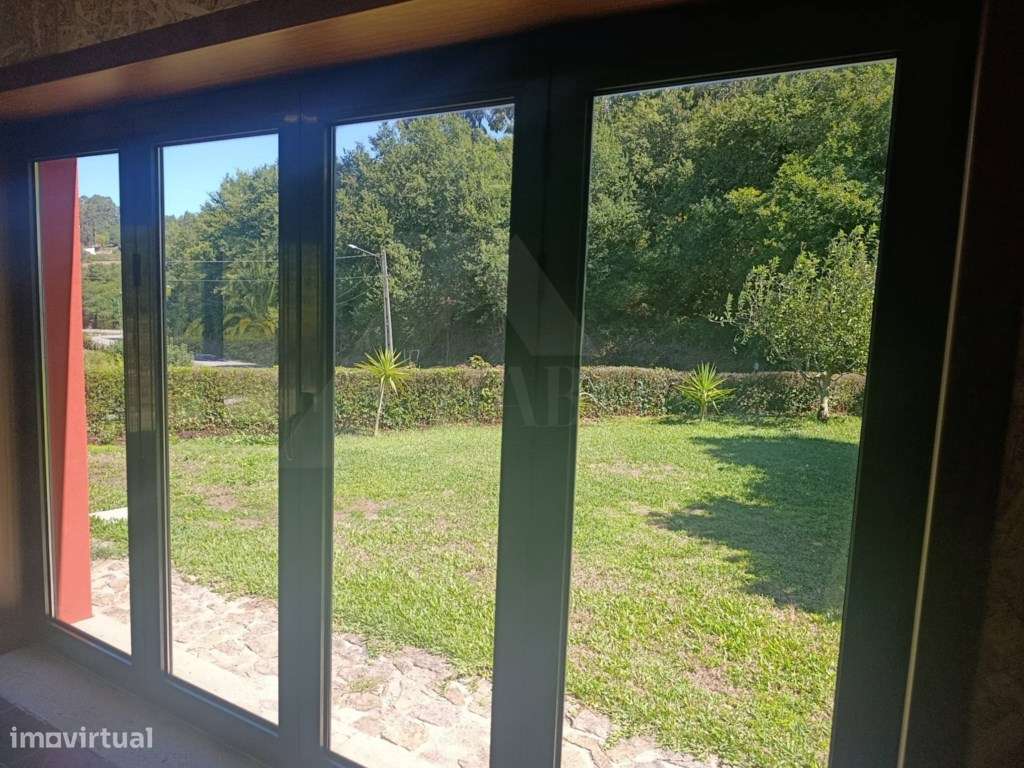Moradia com terreno envolvente, espaços amplos e excelente potencial-7