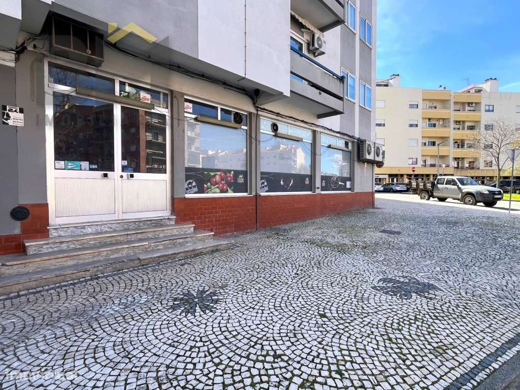 Espaço Comercial com Montras e Excelente Visibilidade em Zona Resid...-10