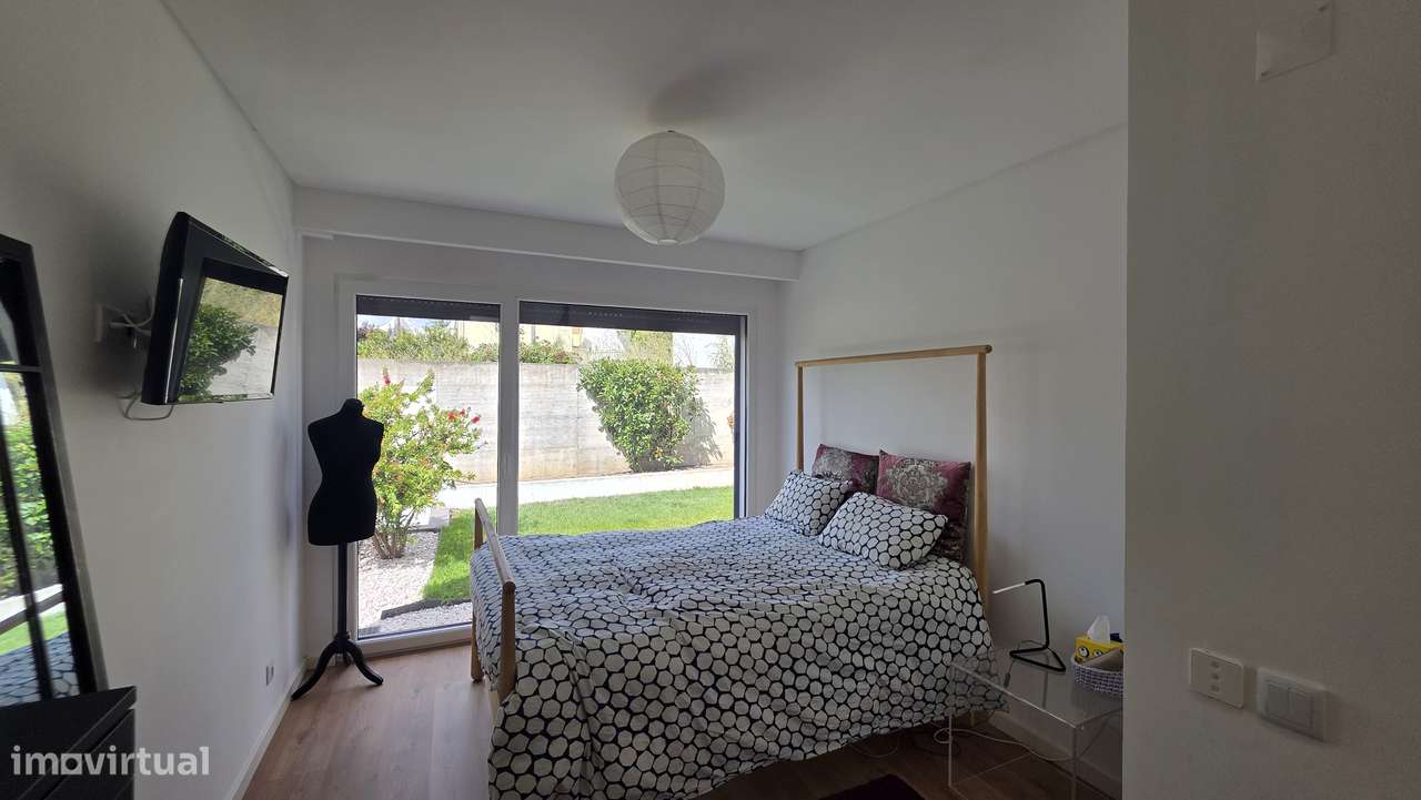 Viva numa moradia T4 isolada com jardim e vista mar-26
