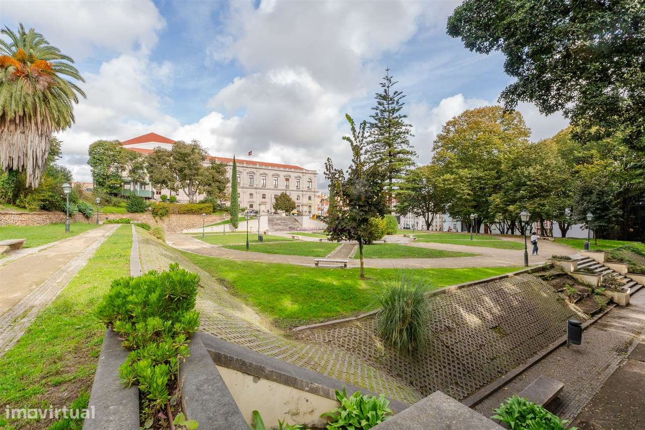 Elegância na Lapa: T2+2 com Alma e Vista Desafogada-30