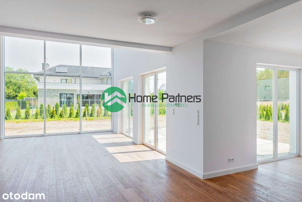 Wysoki na 5,5m salon z oknami do sufitu-0