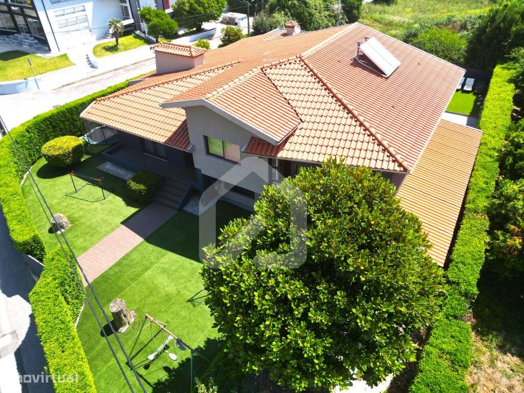 Moradia individual T4+1 com piscina, em Esmeriz-3