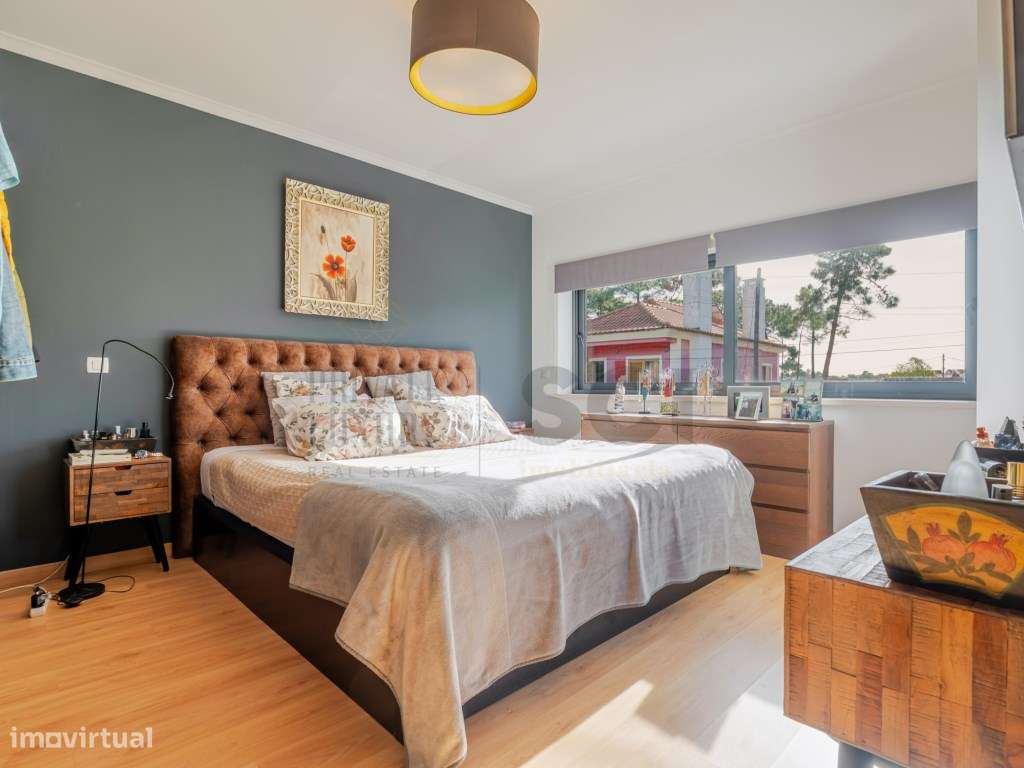 Moradia T4 na Aroeira, contemporânea com piscina e cave-33