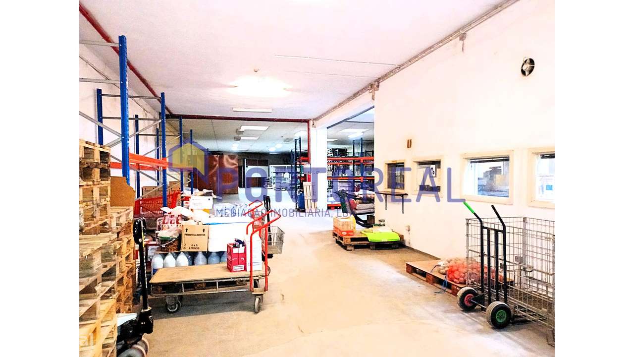 Armazém 2 entradas na Rua Zambeze- Porto-5