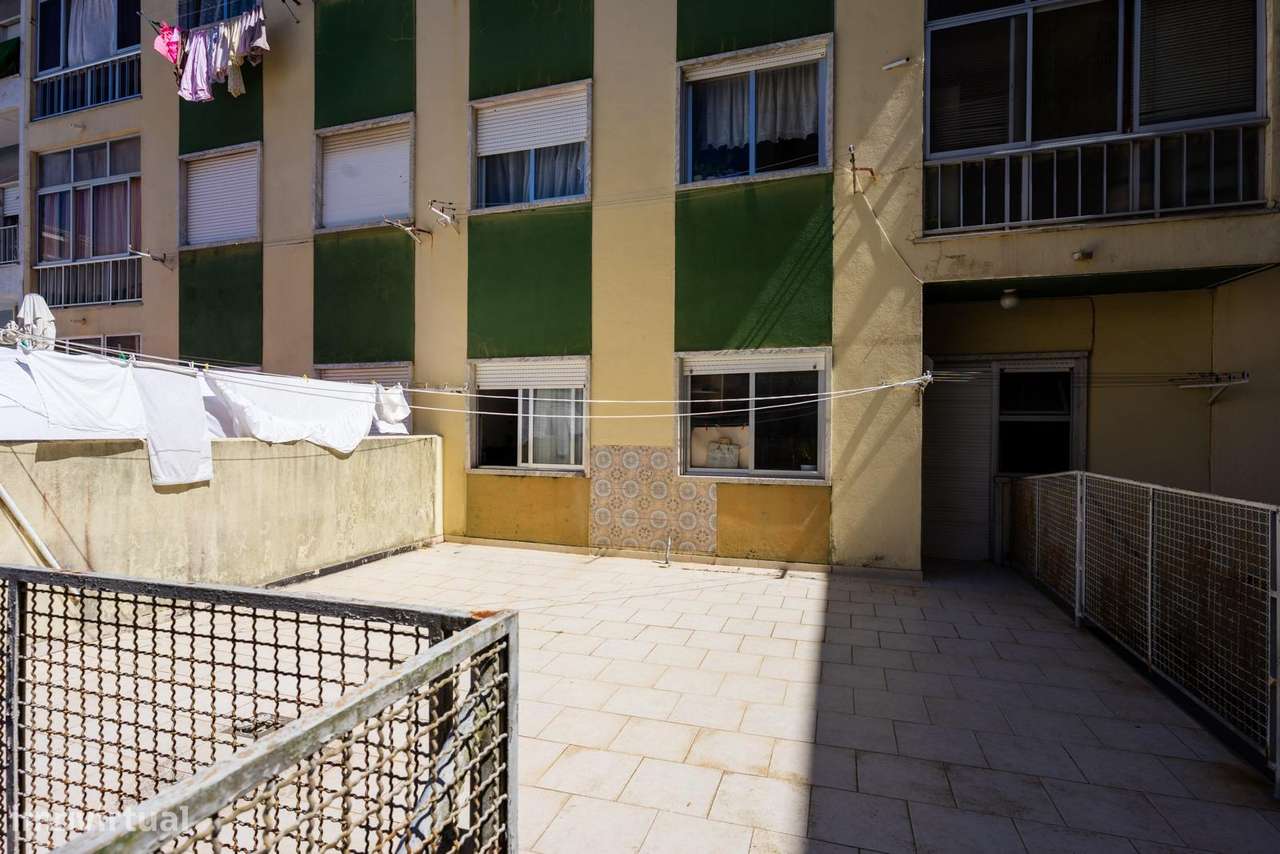 T2 com terraço e arrecadação em Sintra!-17