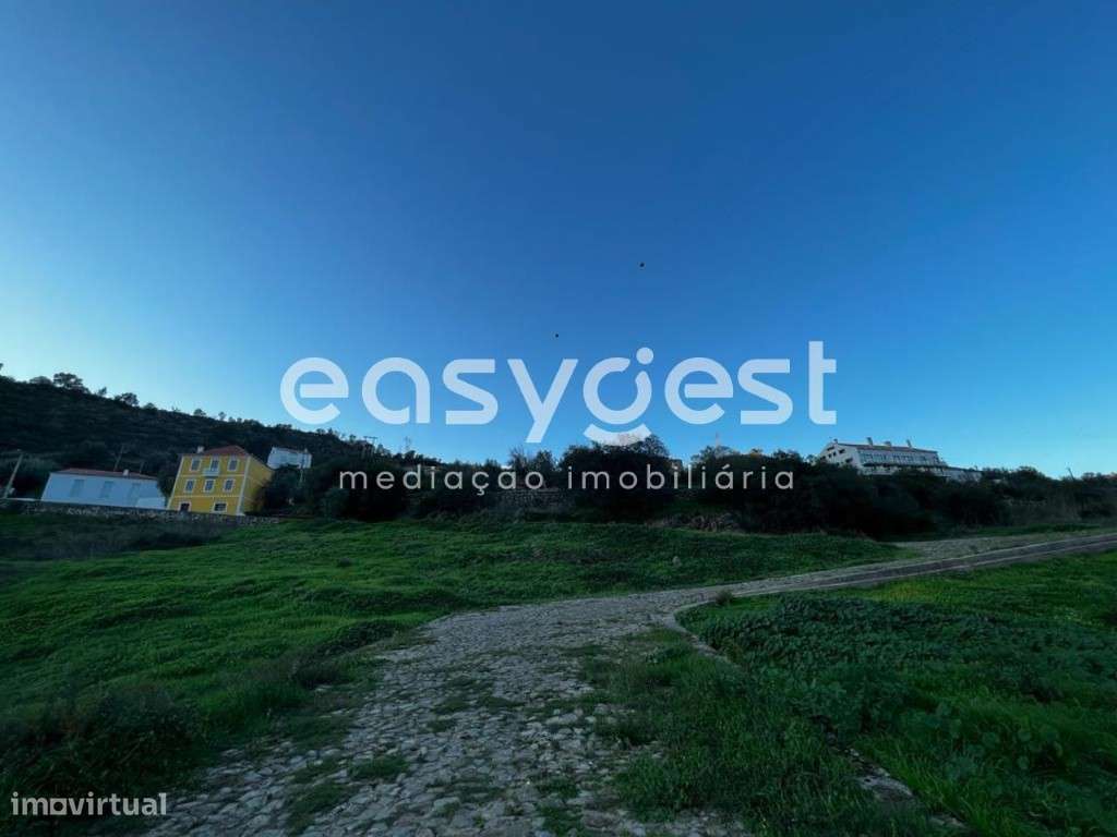 Grande Moradia T12 para reconstrução- Fantástica localização - Grande imagem: 4/12