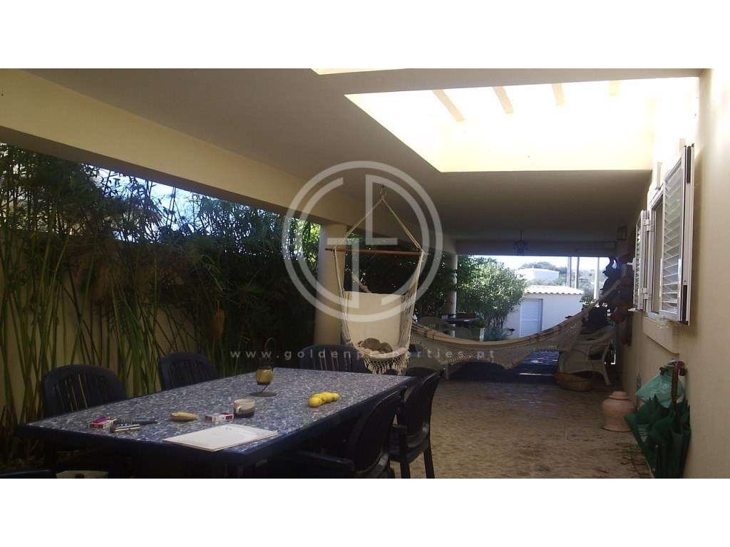 Moradia T4 com piscina localizada numa zona calma entre Loulé e Alm...-17