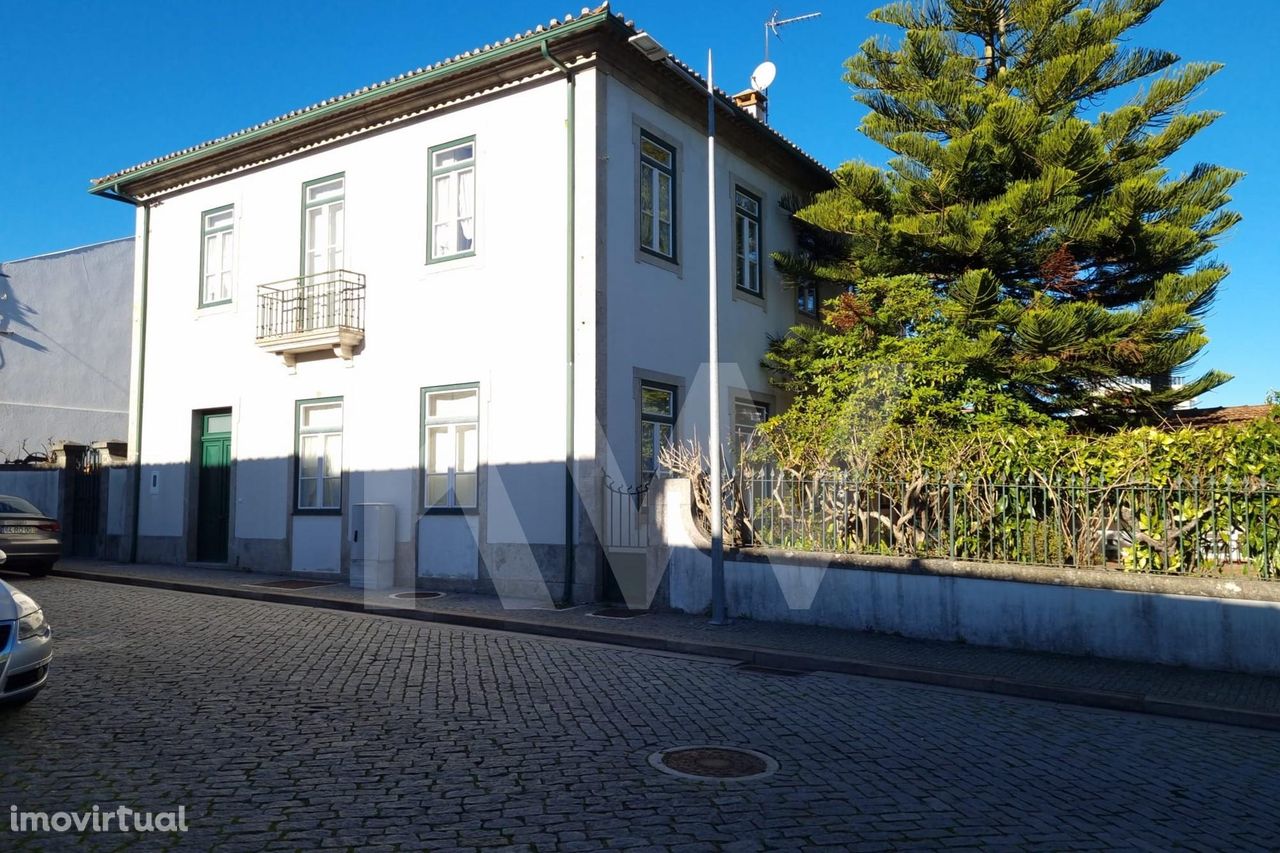 Moradia T10  com Jardim no centro de Oliveira de Frades