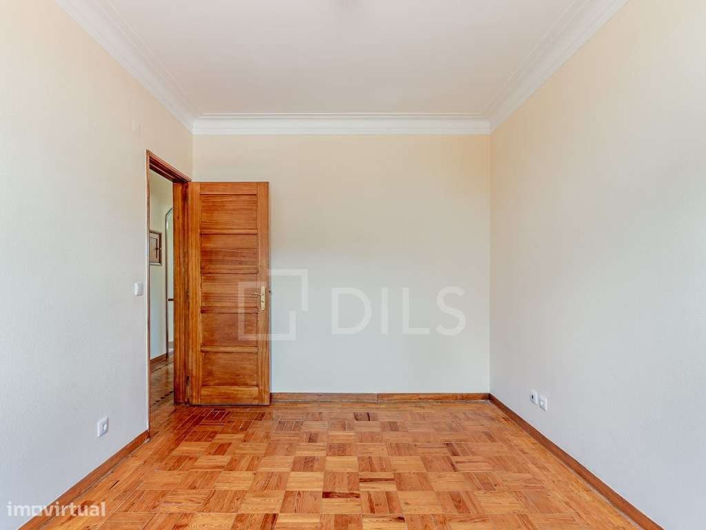 Moradia T8 isolada, com jardim e piscina no centro da Parede-35