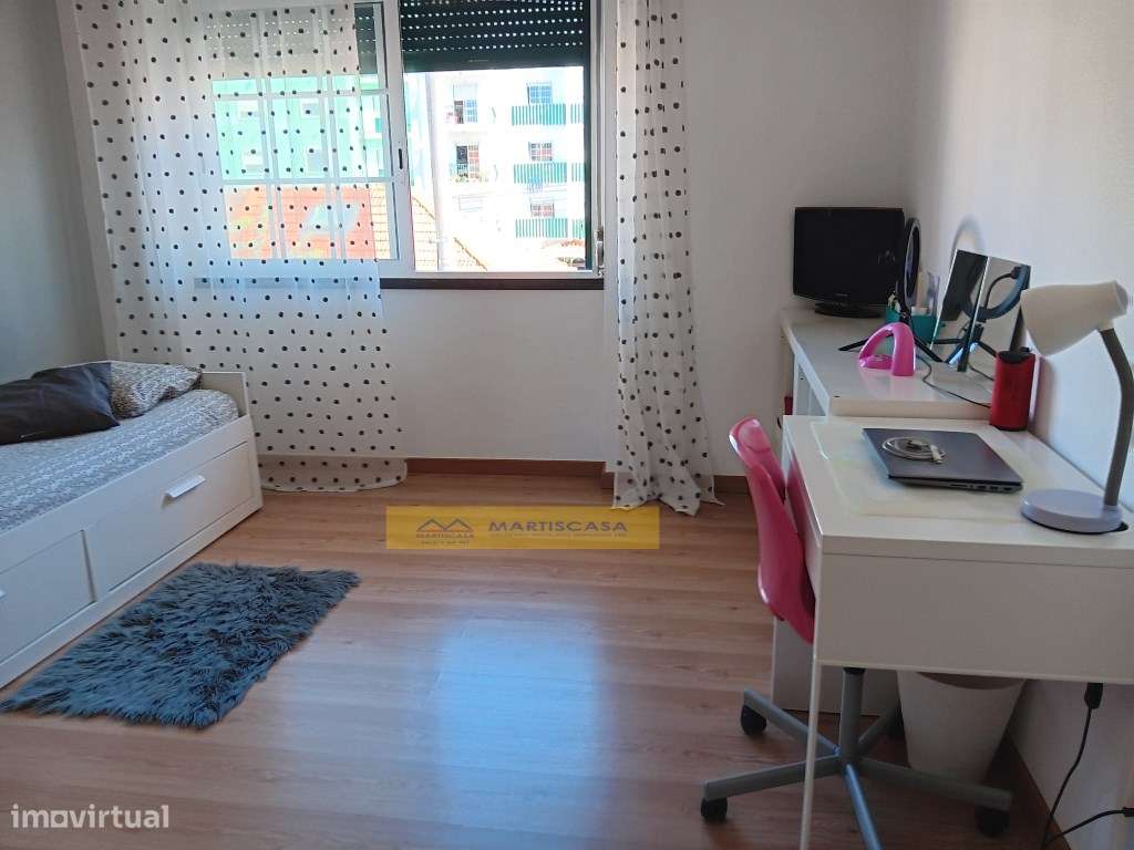 Moradia T4 totalmente remodelada, garagem, sotão e espaço exterior,...-33