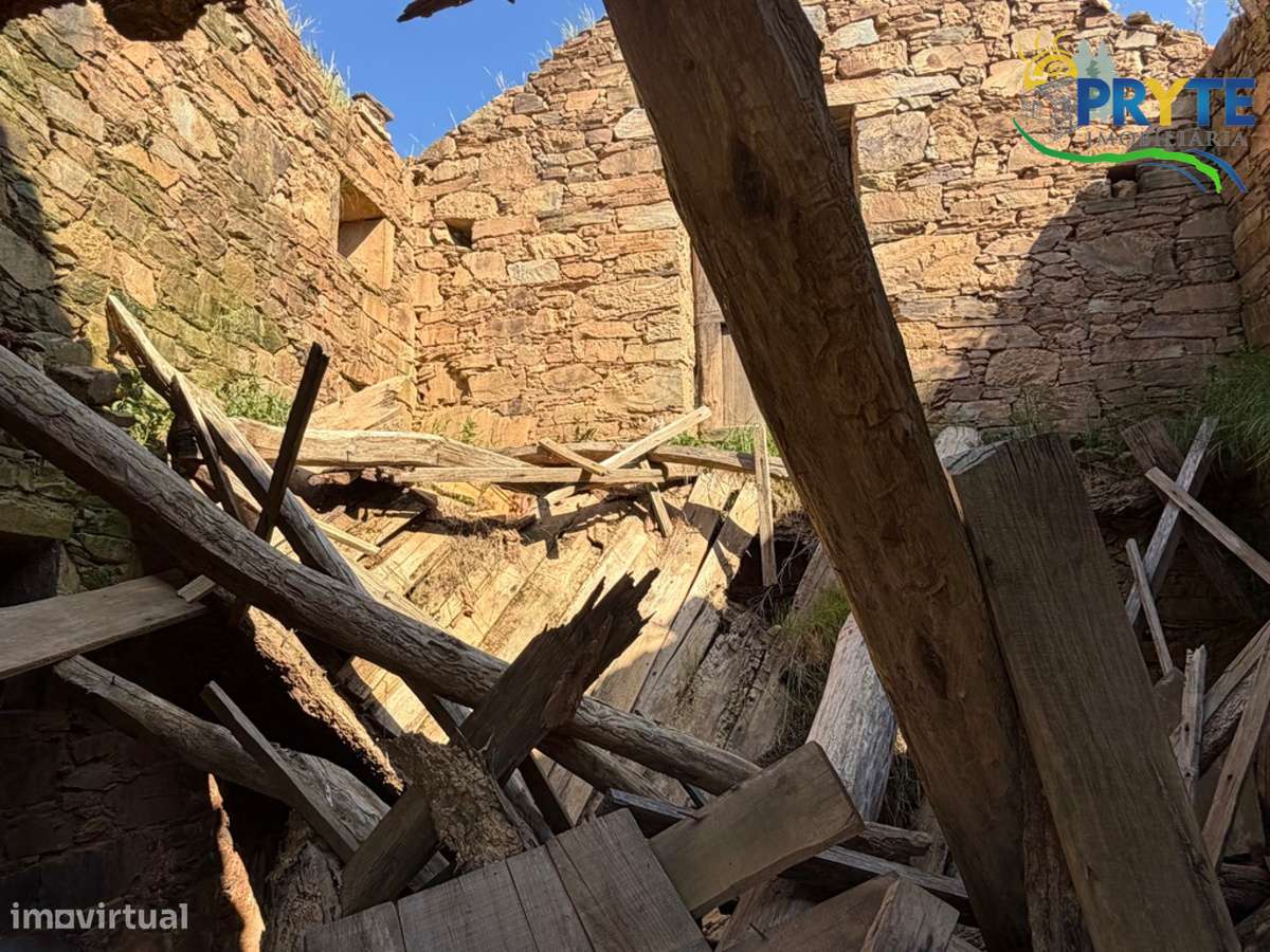 Ruína em pedra de xisto com boas vistas sobre a Aldeia e a Ribeira-14