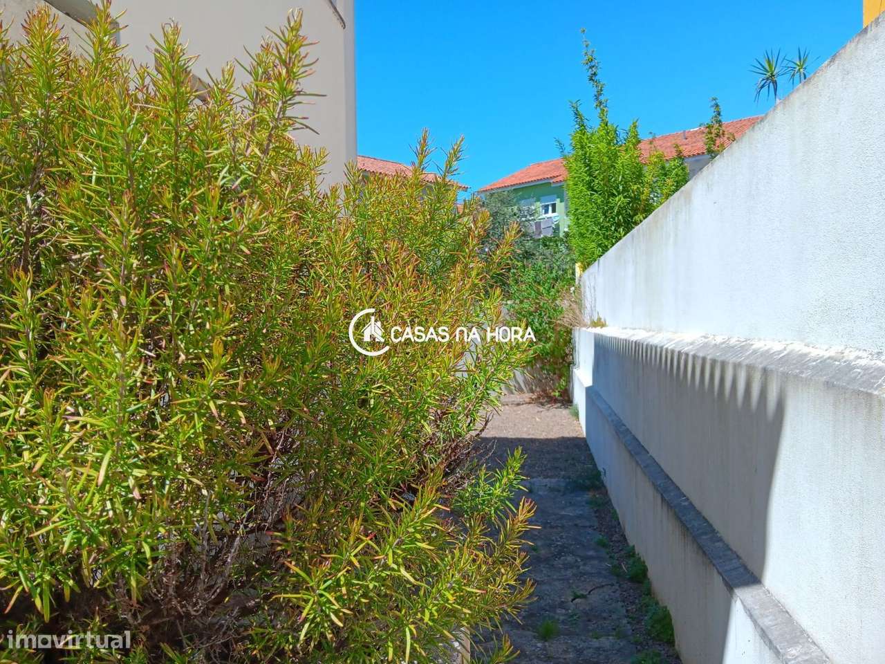Moradia T3+T1  na Rua João das Regras, junto à Avenida de Sintra.-26