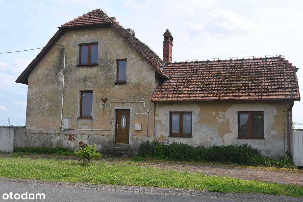 Dom z dwoma niezależnymi mieszkaniami.-0