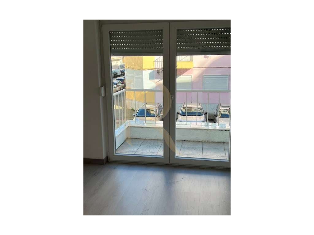 Apartamento T3 remodelado com varandas no Laranjeiro - Almada-9