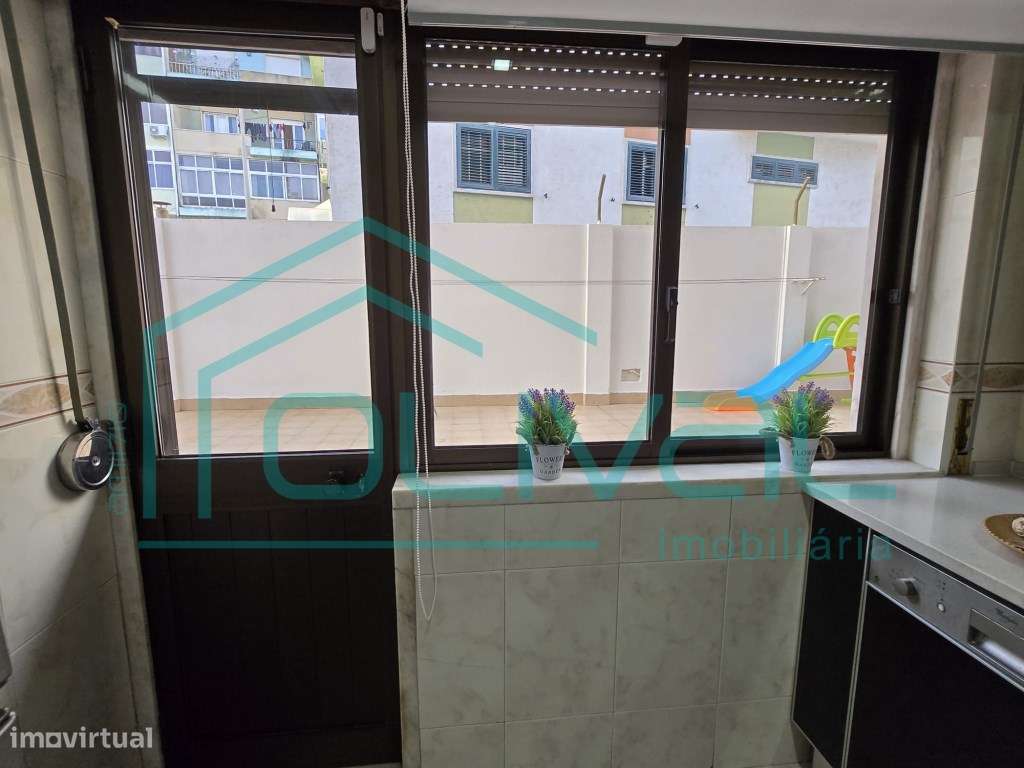 Apartamento T4 com terraço e arrecadação-7