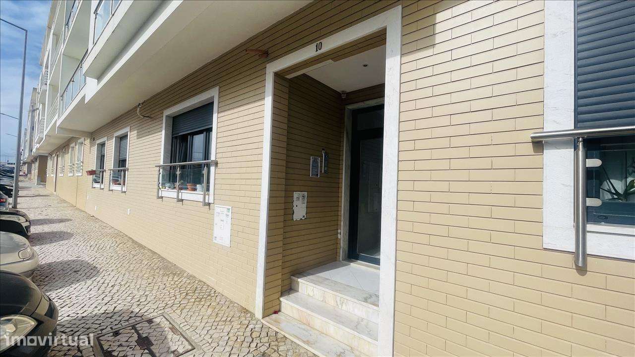 APARTAMENTO T4 OCUPADO ILEGALMENTE, EM PROCESSO JUDICIAL - Grande imagem: 4/8