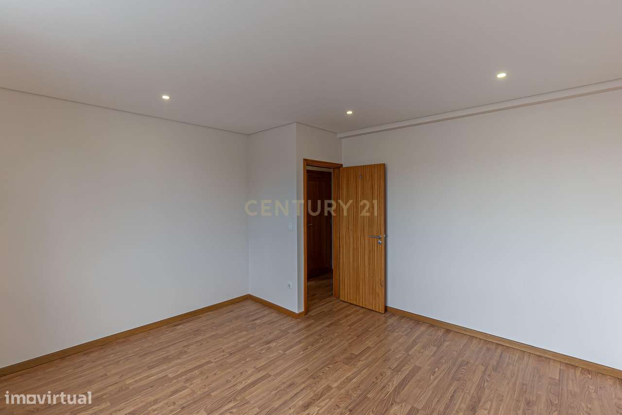 Apartamento T3 com terraço em frente ao metro da Casa da Música-6