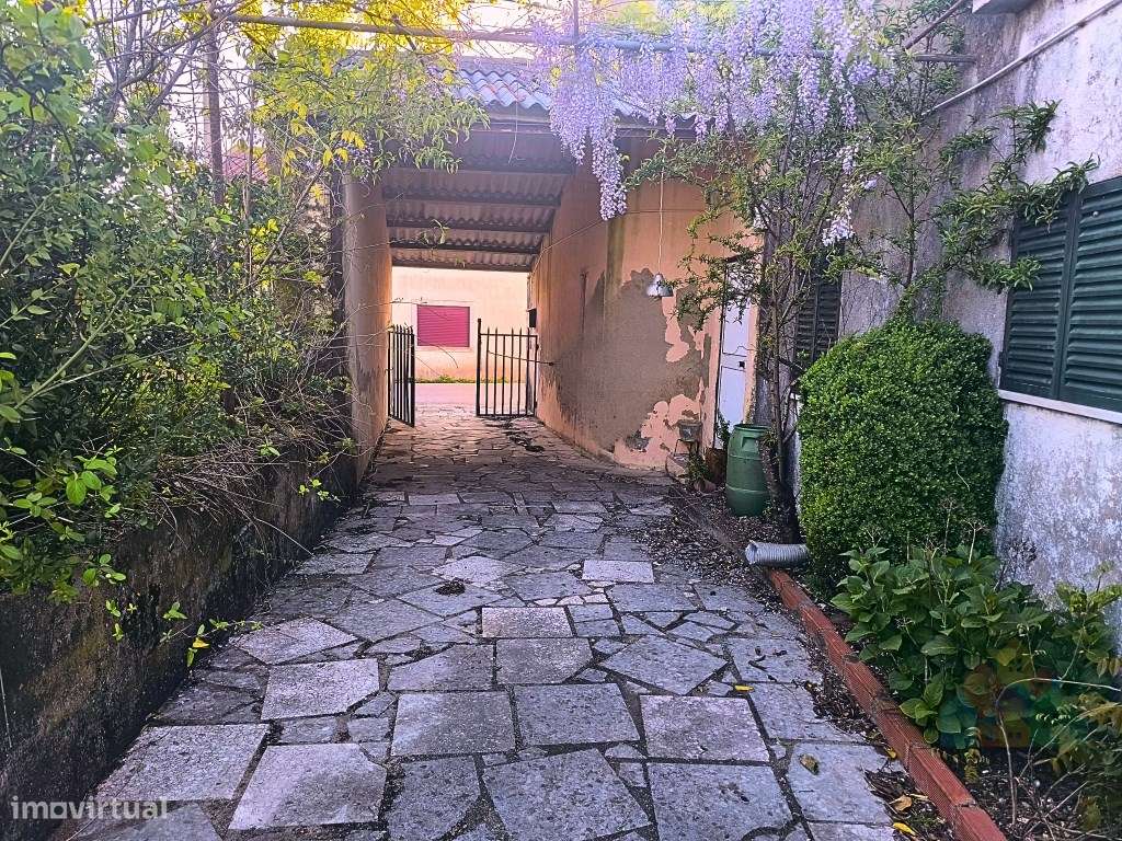 Moradia térrea com terreno junto aos acessos da A13-14