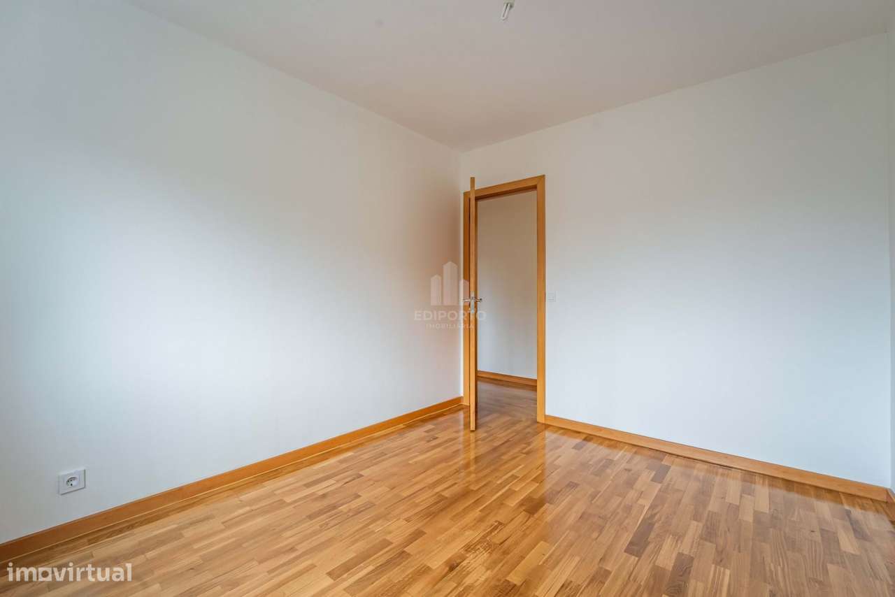 T3 Renovado | 2 Frentes | Varanda | Garagem e Arrumos – Porto junto à-17