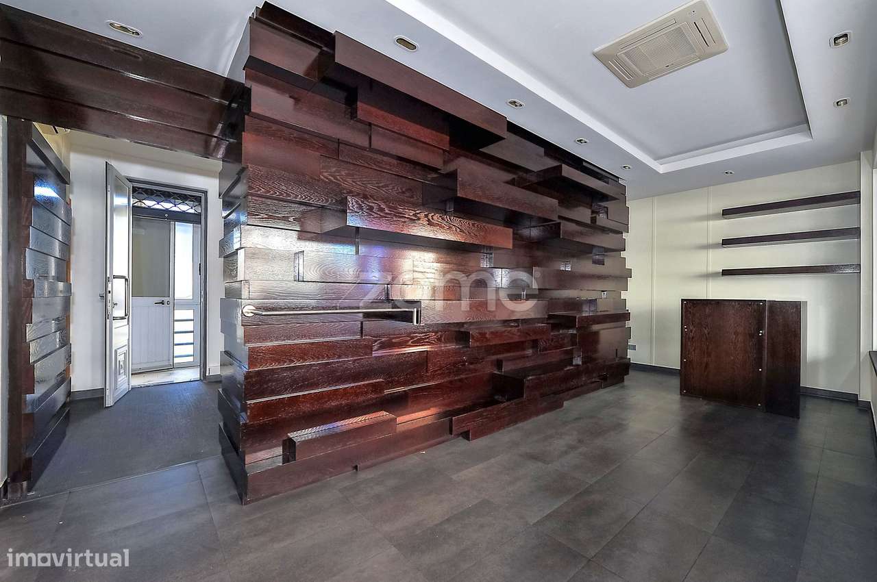 Loja elegante com decoração de autor no centro da Parede - Grande imagem: 1/23