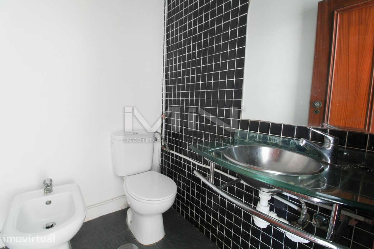 Moradia de 3 Frentes com Vista Panorâmica no Coração de Gondomar-15