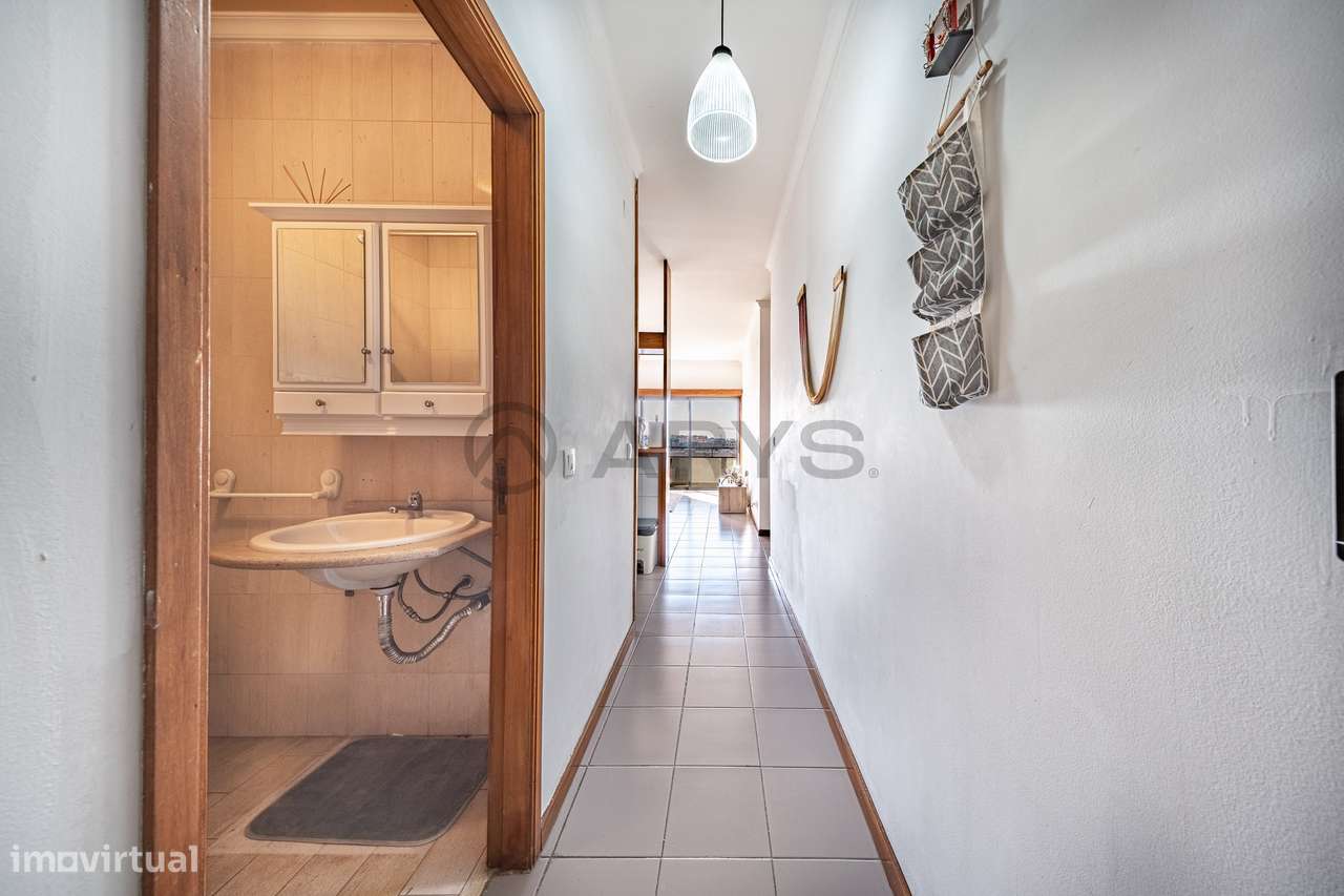 Apartamento T1+1 localizado em São Vitor constituído por elevador e...-5