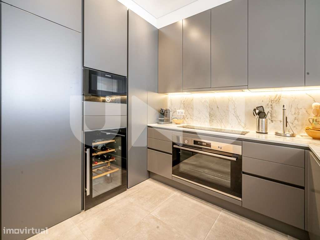 Apartamento T5 transformado em T3, remodelado, com 3 Suítes, na Rua...-0