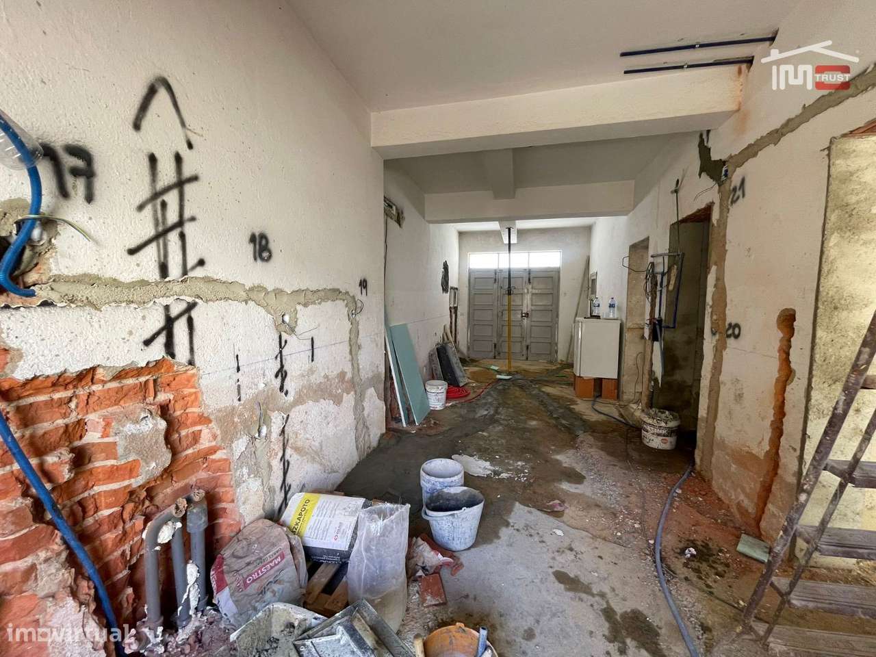 T3 Totalmente Remodelado com Suite e Varanda no Alto do Seixalinho-8