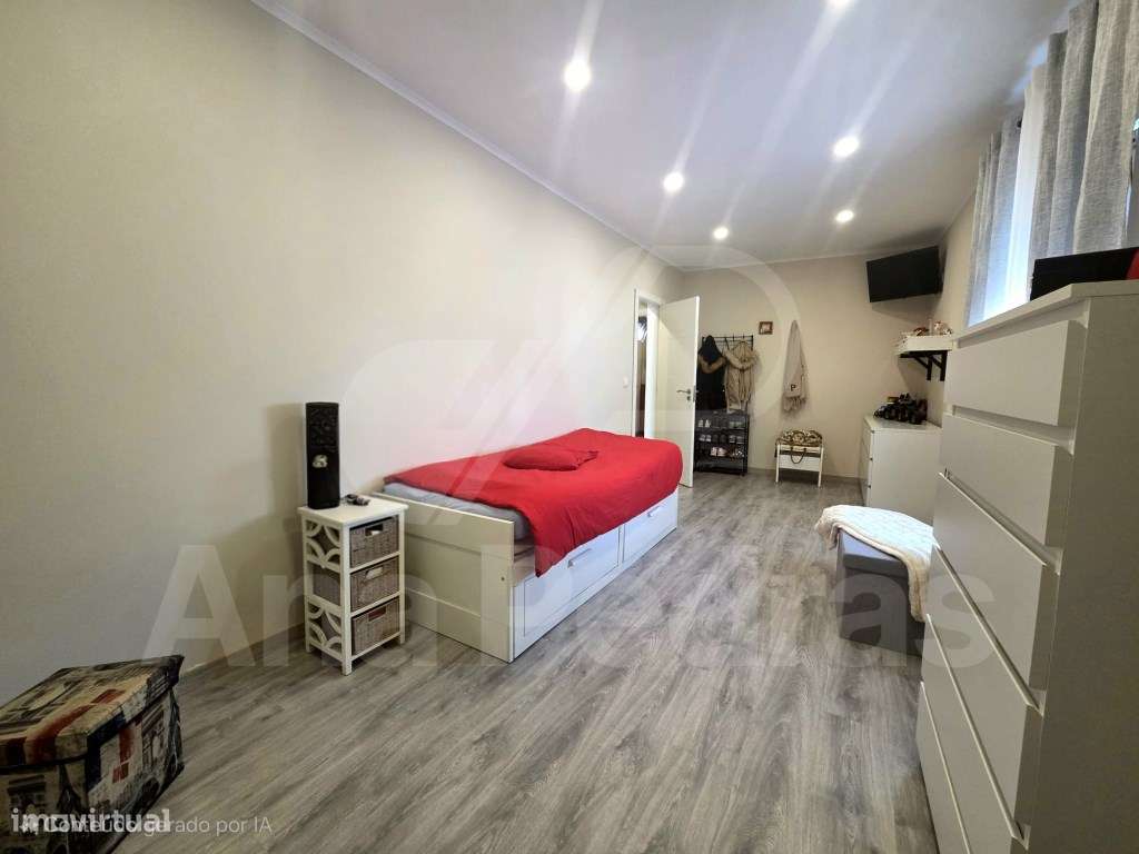 Moradia Bi-Familiar Totalmente Remodelada com Logradouro e Elevado ...-22