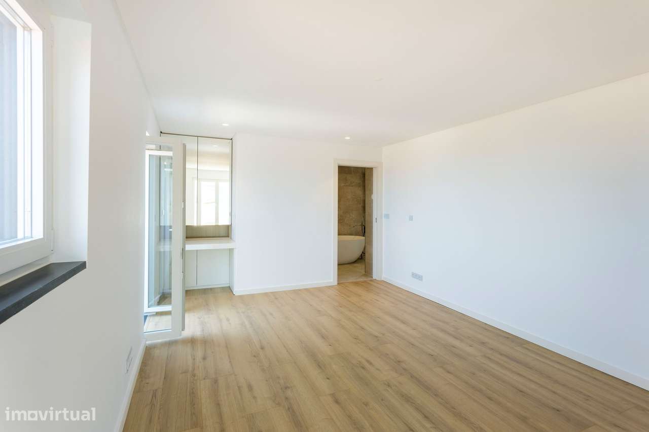 Moradia T6 com Piscina, Vista Mar e Terreno de 3.920 m² | Azoia, Sintr-27