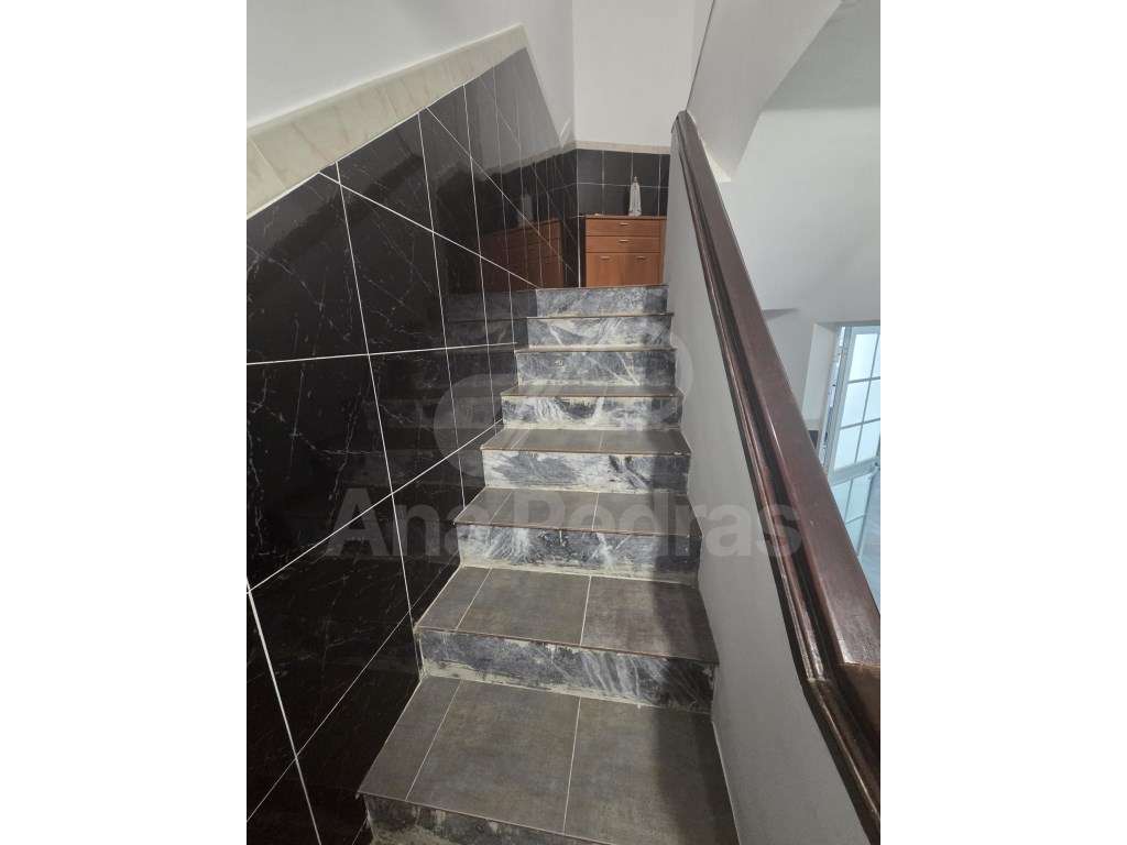 Moradia Bi-Familiar Totalmente Remodelada com Logradouro e Elevado ...-28