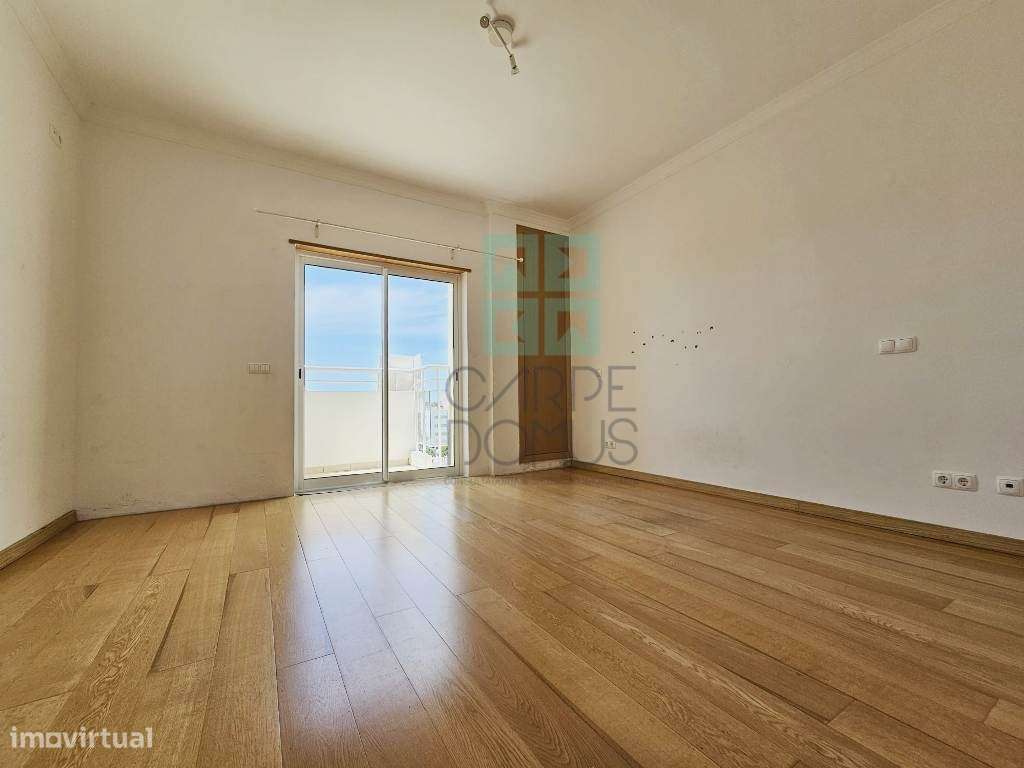 Espaçoso apartamento T3, com parqueamento, junto centro de Loulé, A...-28