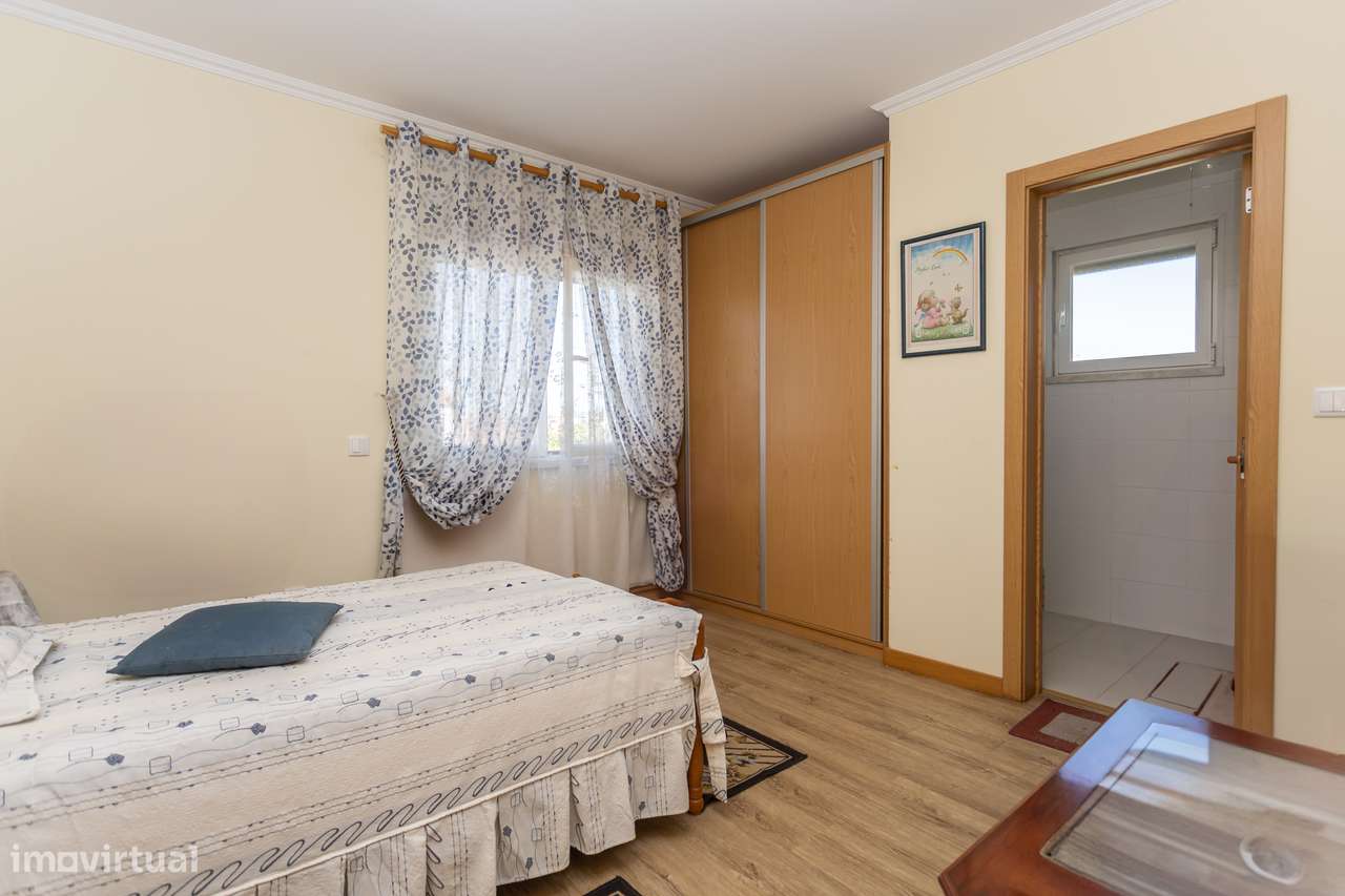 Andar de moradia T3 com terraço e cave muito espaçosa-20