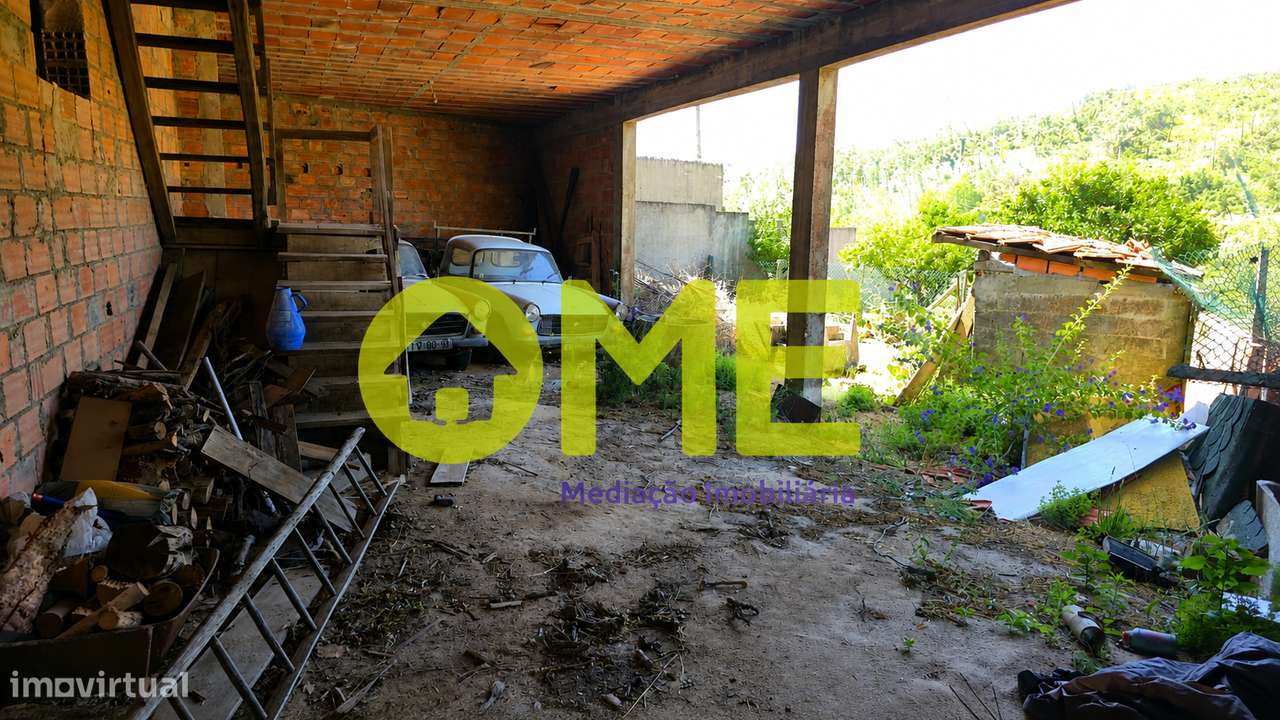 Moradia T4 isolada com jardim e garagem e anexos-18