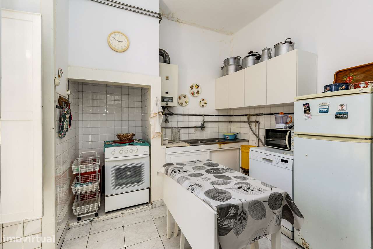 Andar de moradia T3 Para Renovar com Jardim e Localização Privilegiada-10